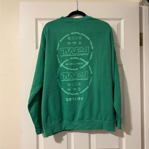 🍀Pretty Little Thing Graphic Crew Neck Size L NWT🍀